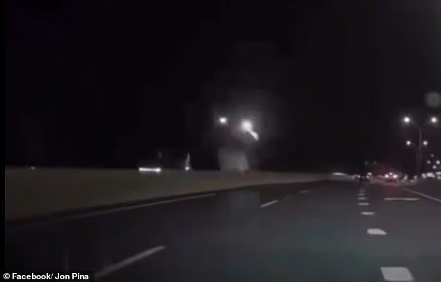 Des images choquantes montrent le moment où un avion enflammé