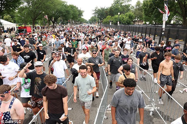 Des manifestations anti-Trump éclatent devant la Maison Blanche avant l'UFC