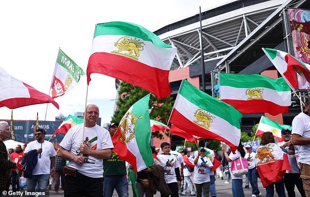 Des manifestations anti-iraniennes éclatent avant le match Egypte-Iran... alors que