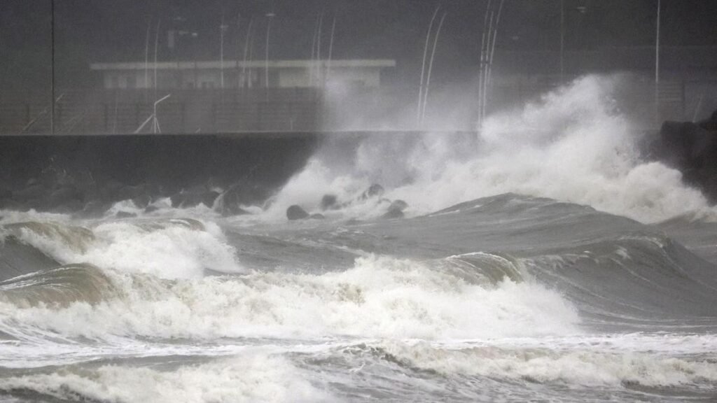 Dos tormentas tropicales ponen en alerta a Japón y emiten