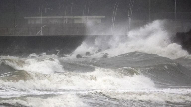 Dos tormentas tropicales ponen en alerta a Japón y emiten