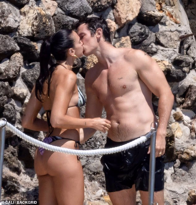 Dua Lipa en bikini et Calum Turner torse nu font