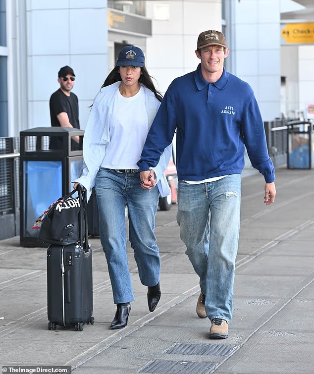 Dua Lipa et Callum Turner ressemblent parfaitement à des jeunes
