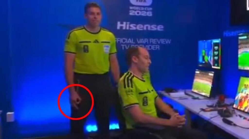 El árbitro australiano de la Copa Mundial, Shaun Evans, en