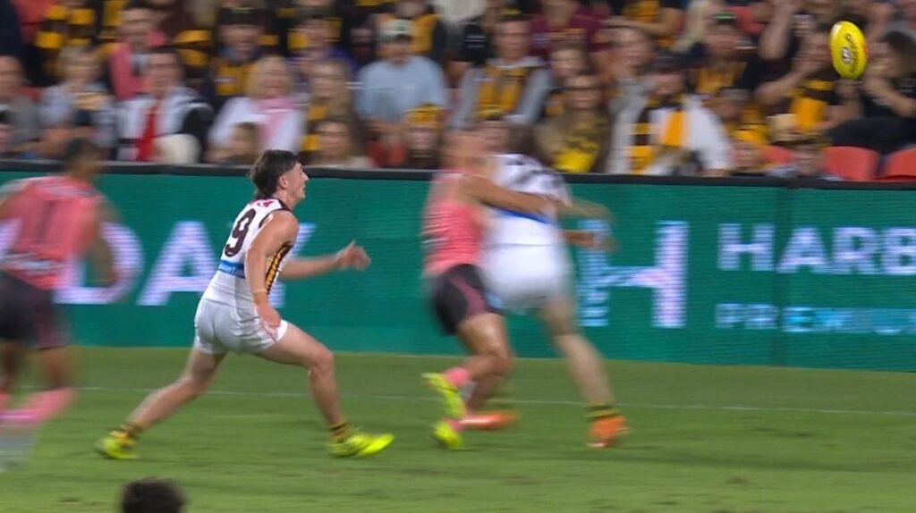 El defensa de Hawthorn Josh Weddle en problemas después de