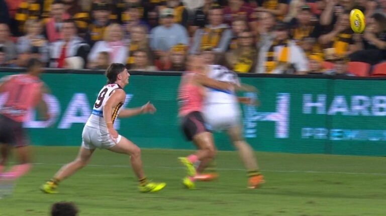 El defensa de Hawthorn Josh Weddle en problemas después de