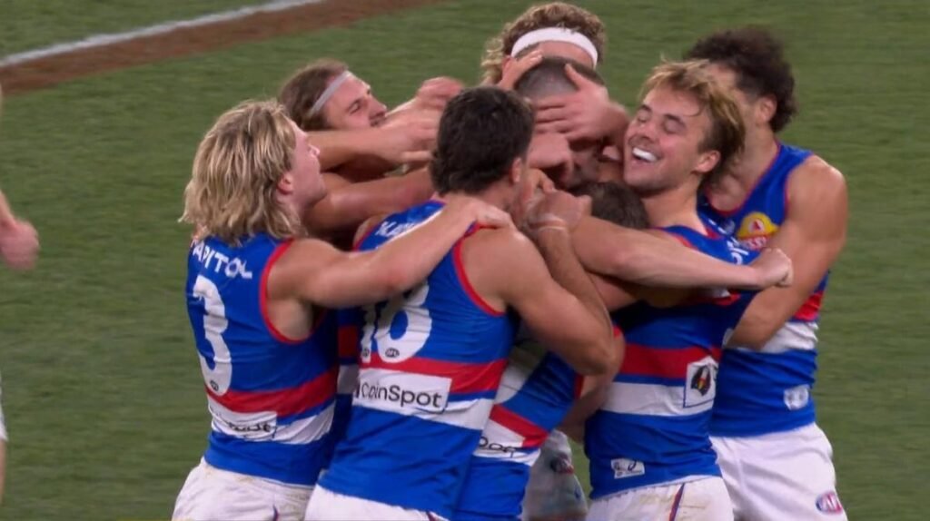 El defensor de los Western Bulldogs, Nick Caufield, logra el