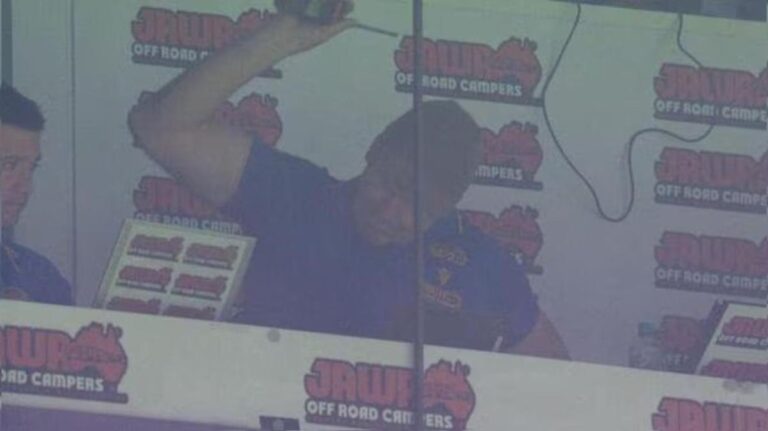 El entrenador de Parramatta, Jason Ryles, está golpeando la pared