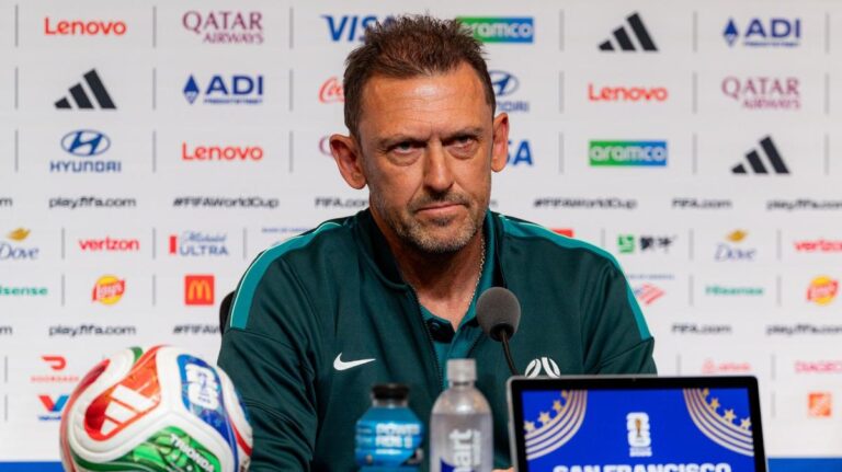 El entrenador de los Socceroos, Toni Popovic, forma parte de