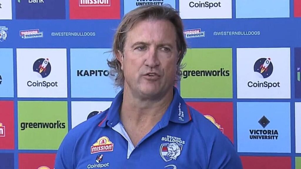 El entrenador de los Western Bulldogs, Luke Beveridge, dispara a