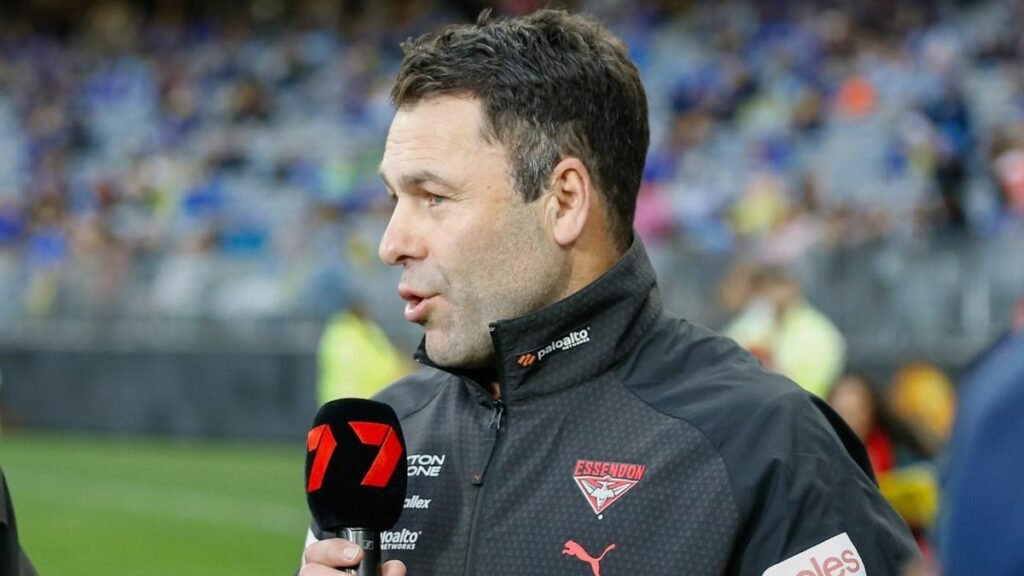 El entrenador interino de Essendon, Dean Solomon, criticó el debate