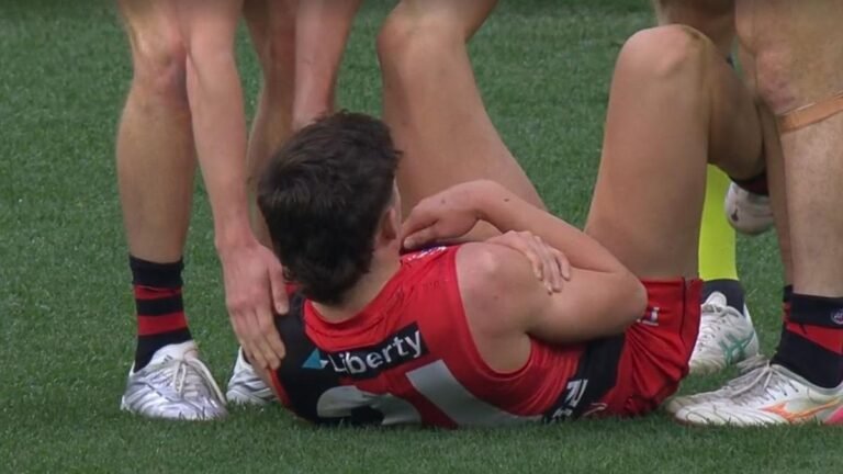 El joven centrocampista del Essendon, Archie Roberts, ha quedado fuera