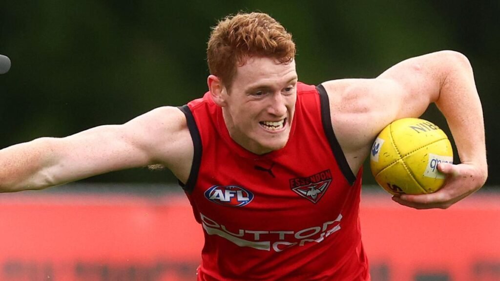 El joven defensa de Essendon, Lewis Hayes, se rompió el