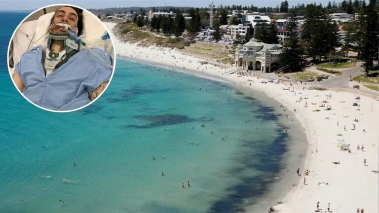 El turista griego Ioannis Vidiniotis camina después de romperse el