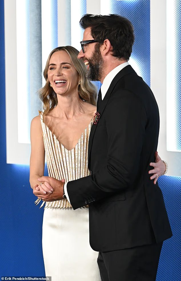 Emily Blunt est éblouissante dans une robe crème alors qu'elle