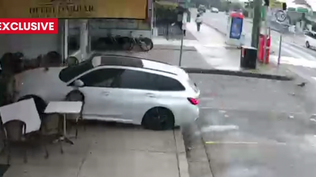 Escape milagroso después de que un BMW arrasara una pollería