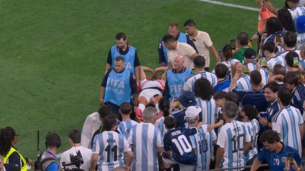 Hussam Abu Dhabi se retira en camilla mientras Lionel Messi