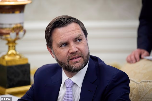 JD Vance plaisante avec sa femme Usha qui devrait être