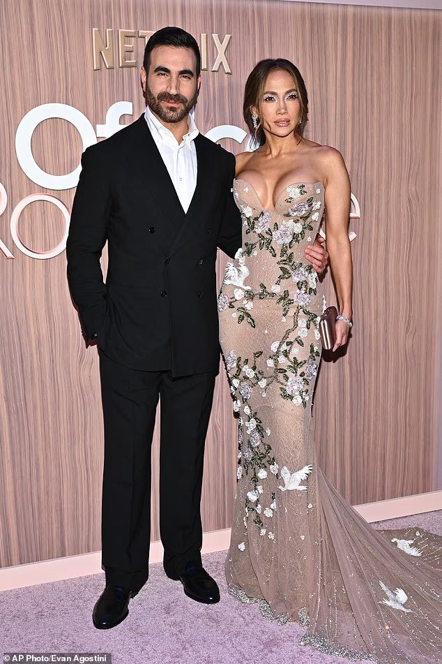 Jennifer Lopez tombe presque d'une robe bustier à fleurs alors