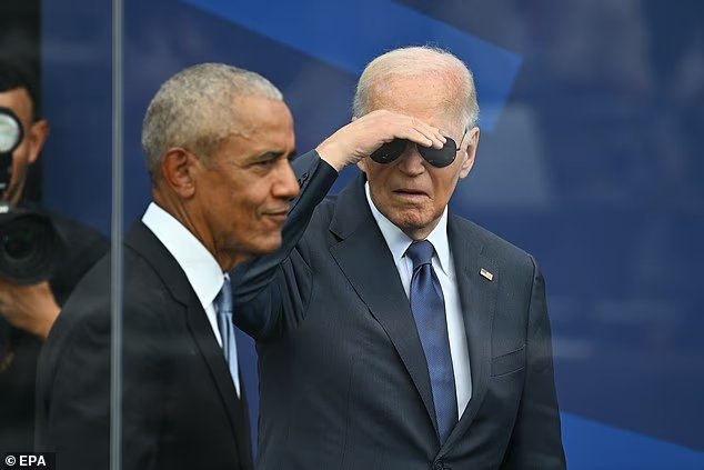 Joe Biden marmonne pour lui-même et demande son chemin alors