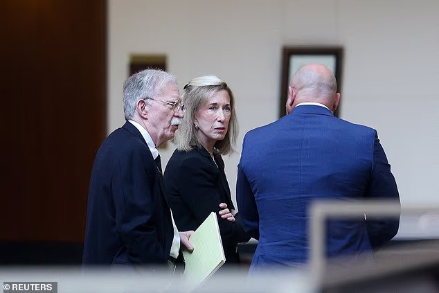 John Bolton, au visage de pierre, ADMET devant le tribunal