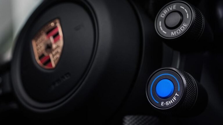 La actualización del Porsche Taycan 2027 incluye una palanca de