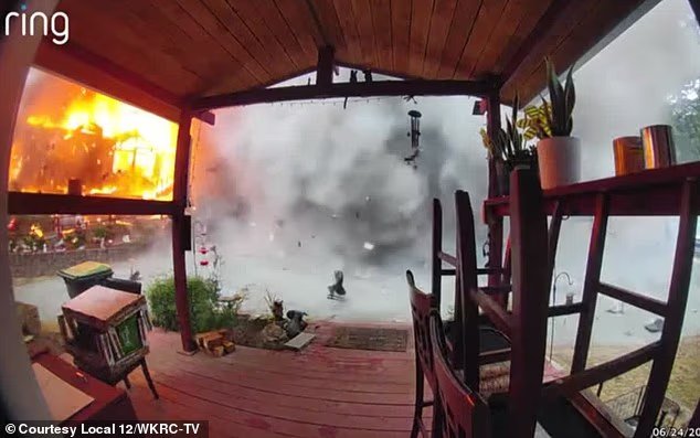 La maison d'un proche contenant 700 livres de feux d'artifice