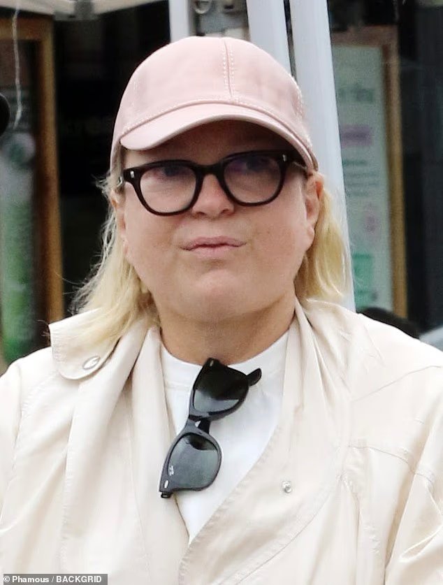La pop star australienne Sia, rarement vue, sort à Los