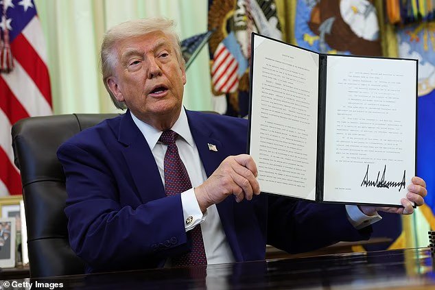 La purge DOGE de Trump contre-attaque : HUIT MILLE travailleurs