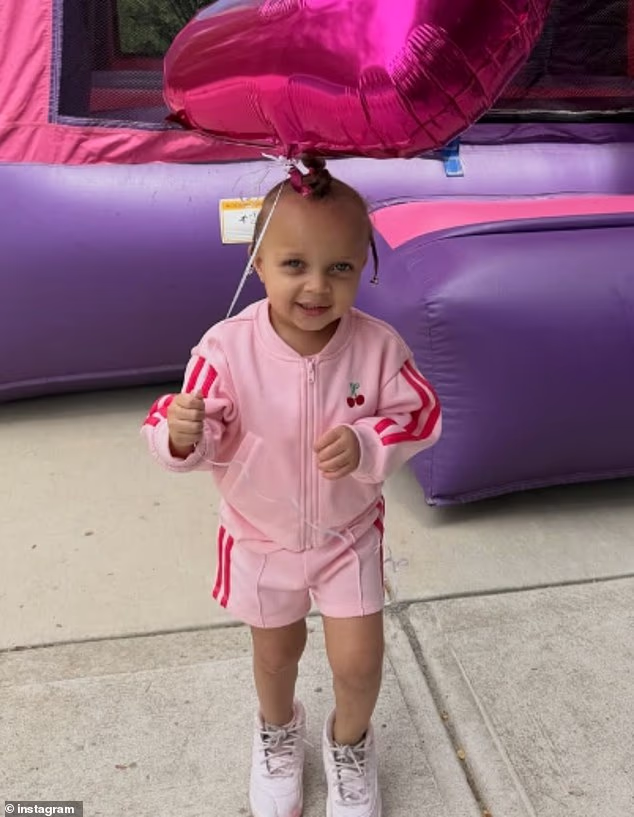 L'adorable fille de 2 ans d'un influenceur parental décède dans