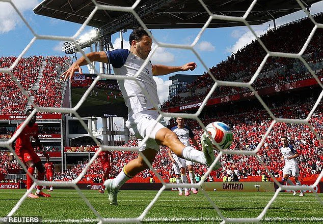 L'ancien héros culte d'Arsenal nie l'intervention étourdissante du Canada lors