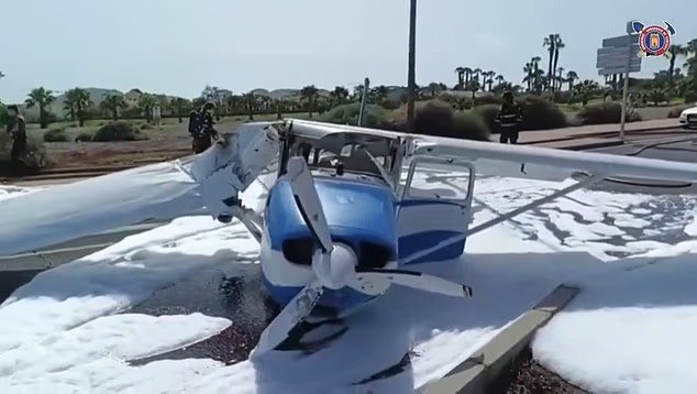 L'avion s'est écrasé sur une route très fréquentée près du