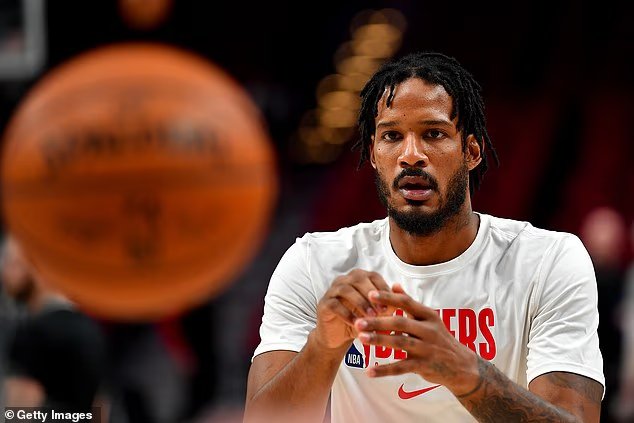 Le champion de la NBA Trevor Ariza étourdit les fans