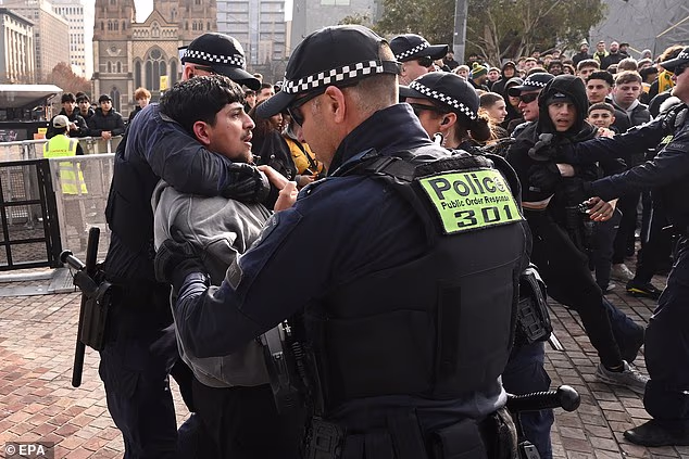 Le chaos éclate à Federation Square alors qu'un supporter est