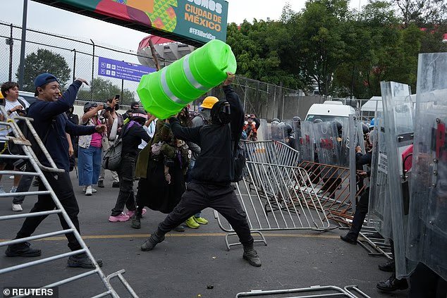 Le chaos éclate devant le stade de la Coupe du