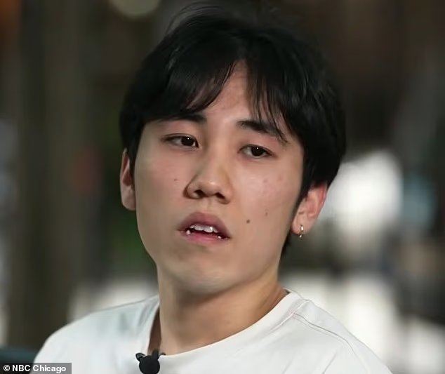 Le coupable derrière une croix en feu de style KKK