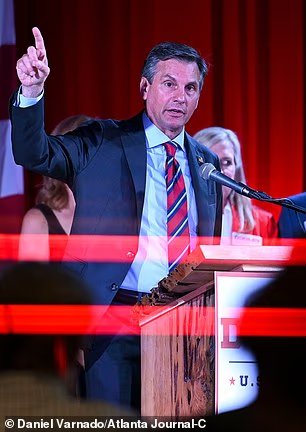 Le député en proie à un scandale défie l'opération politique