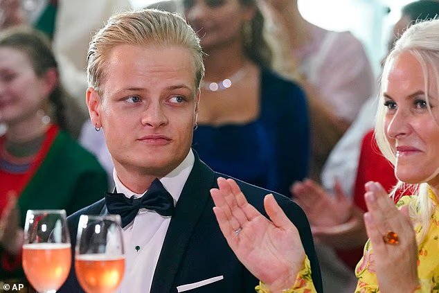 Le fils de la future reine de Norvège s'est vu