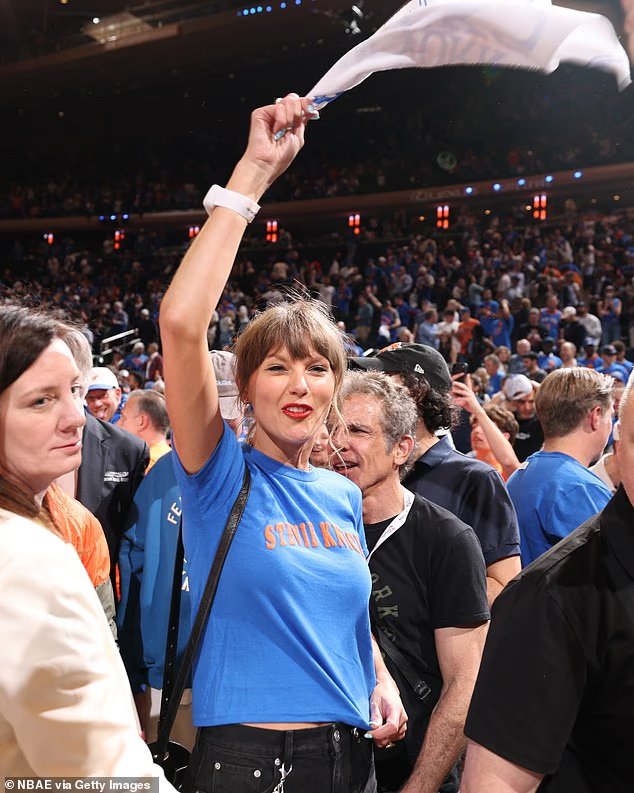 Le garde du corps de Taylor Swift, "Drew", pousse un