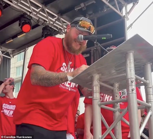 Le joueur « rock star » des Hurricanes signe un