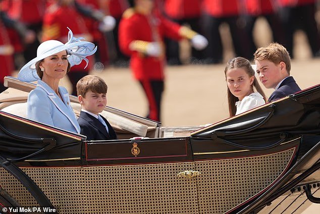 Le « mode super-mère » de Kate dans Trooping the