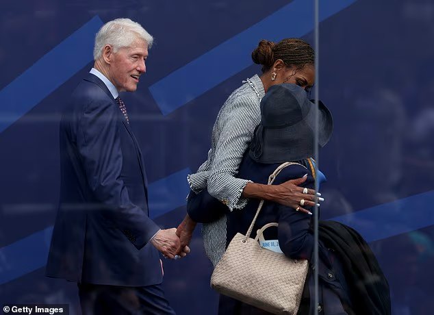 Le moment TRÈS confortable de Bill Clinton avec Michelle alors