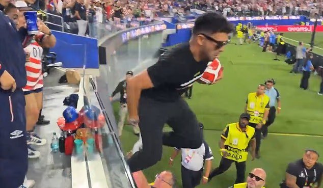 Le moment fou où un joueur défensif tente d'entrer sur