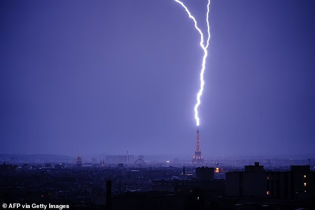 Le moment où la foudre frappe la Tour Eiffel alors