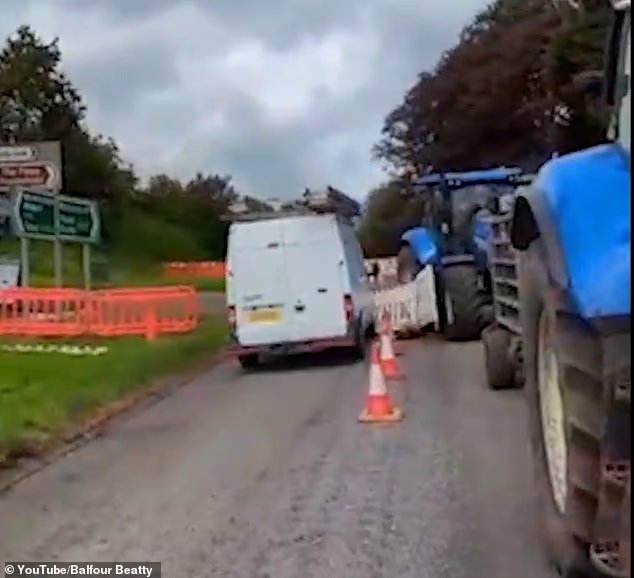 Le moment où une camionnette traverse des travaux de construction