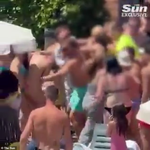 Le moment où une jeune fille britannique (13 ans) a