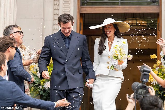 Le tailleur-jupe de mariage sur mesure Schiaparelli de Dua Lipp