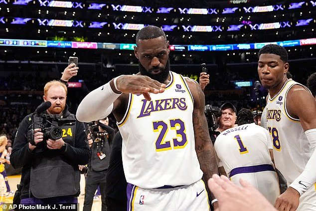 LeBron James QUITTE les Lakers de Los Angeles dans un