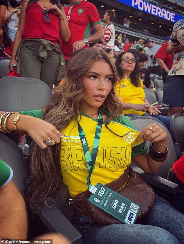 L'éblouissante mannequin brésilienne de Sports Illustrated envoie un message à