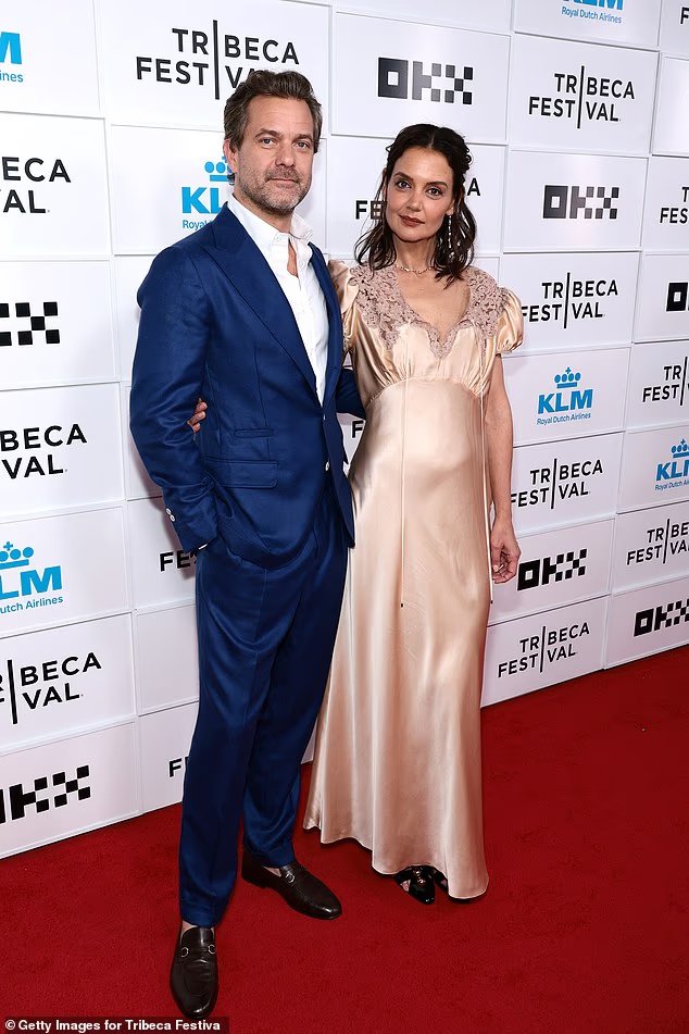 Les fans de Katie Holmes et Joshua Jackson s'embrassent devant